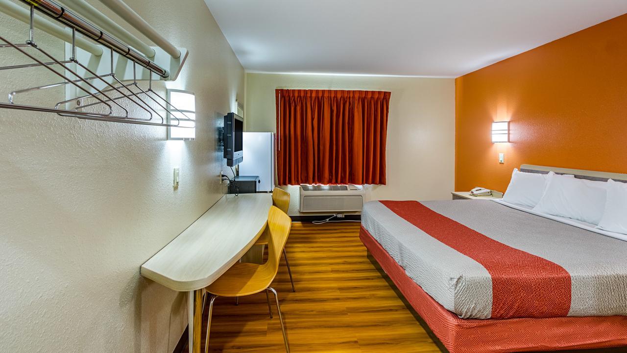Motel 6-Urbana, IL Champaign Bagian luar foto